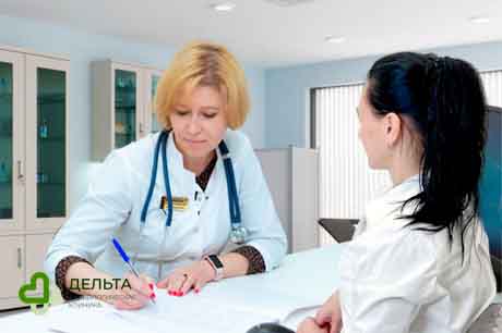 Врач и пациентка за столом
