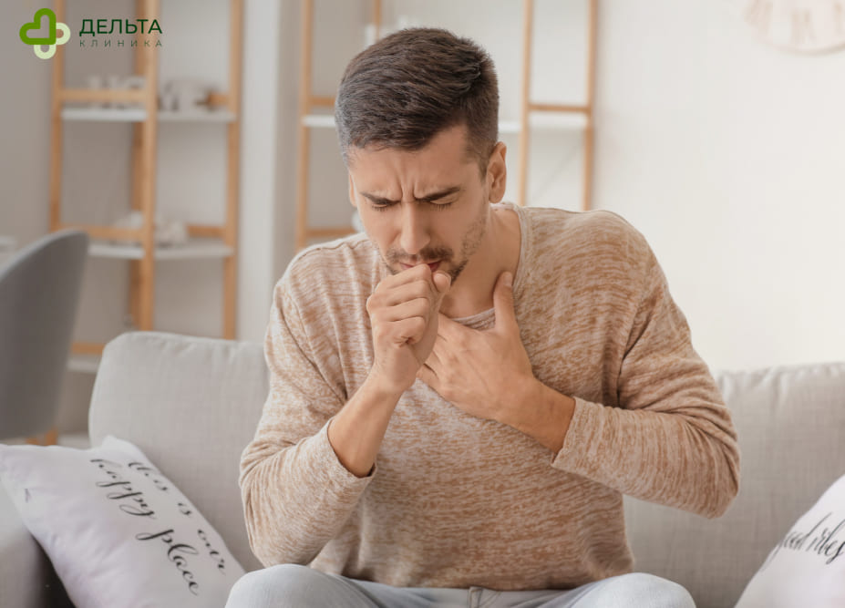 Мужчина кашляет